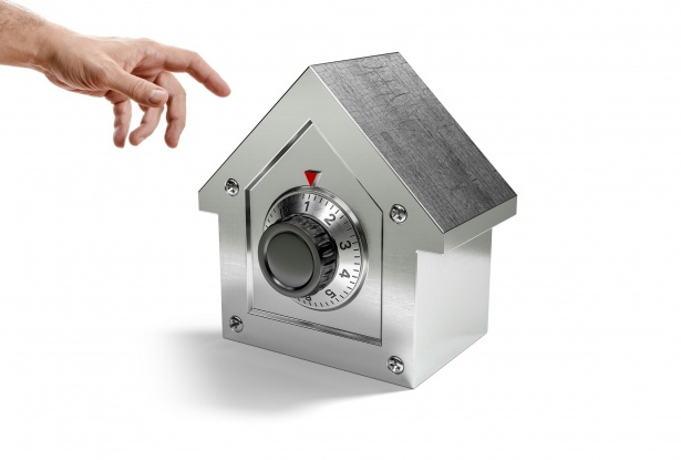 kép - fraud-crime-hand-security-safe.jpg